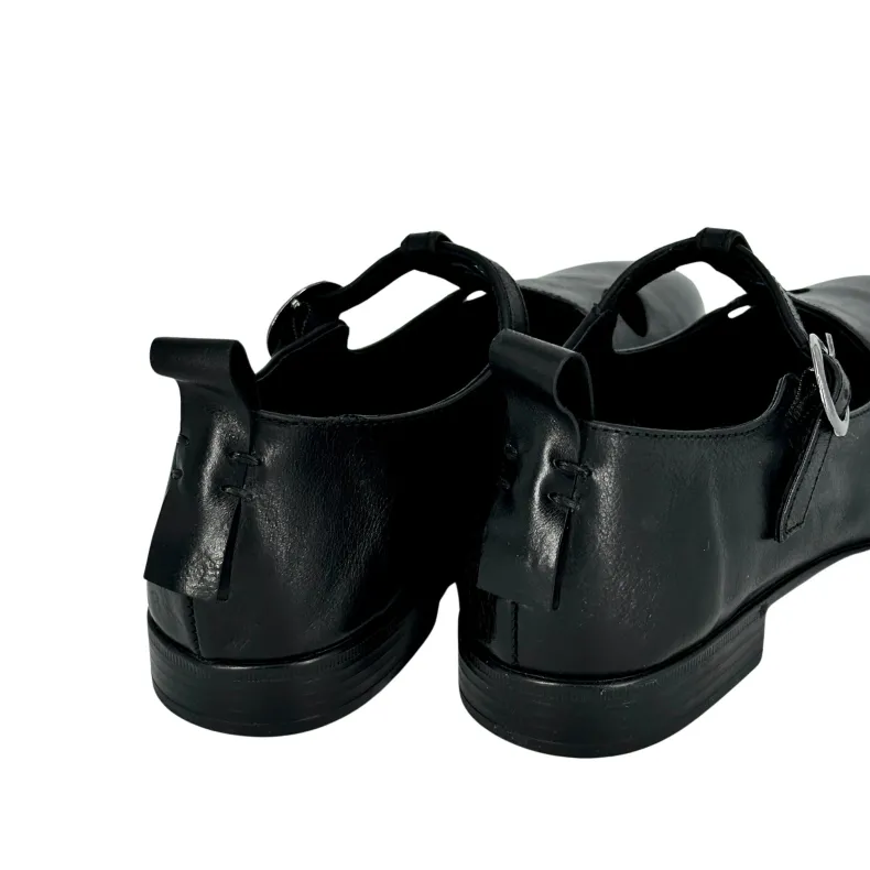 Shoe With Small Eyes And Handcrafted Buckle In Black Dipped Leather