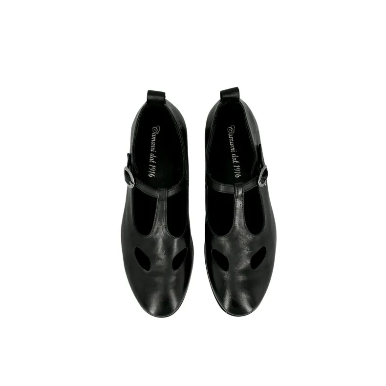 Shoe With Small Eyes And Handcrafted Buckle In Black Dipped Leather
